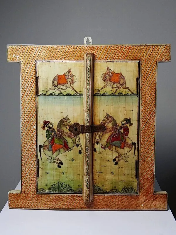 Illustration numéro 2 du produit Miroir fenêtre Rajasthan en os peint main décor cavalier ancien début XXe