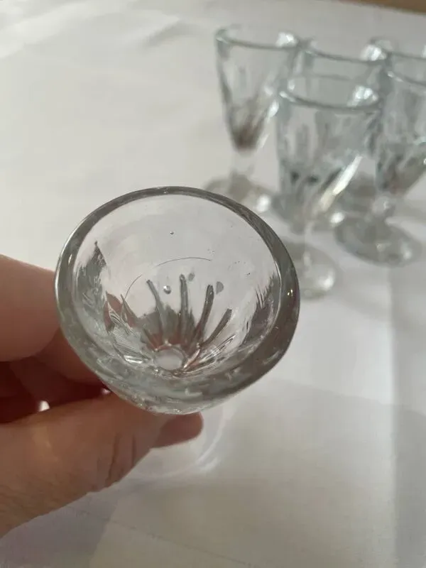 Illustration numéro 2 du produit ot de 6 verres anciens en verre soufflé – années 1930/1950