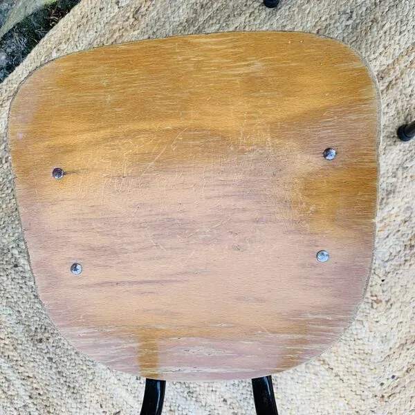 Illustration numéro 2 du produit Paire de chaises d’école