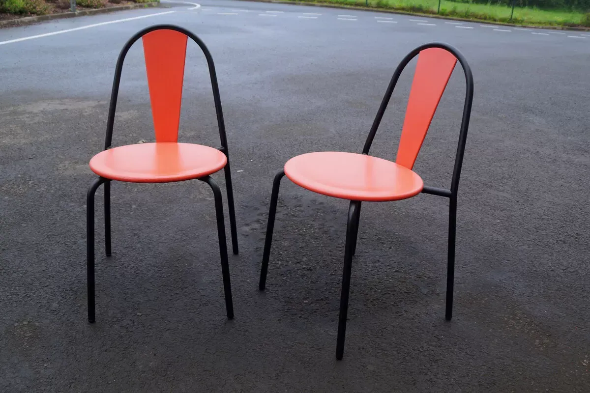 Illustration numéro 2 du produit Paire de chaises en métal