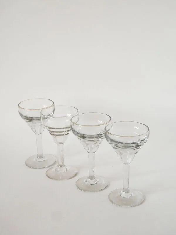 Illustration numéro 2 du produit Lot de 4 verres à vin en verre moulé, 1920