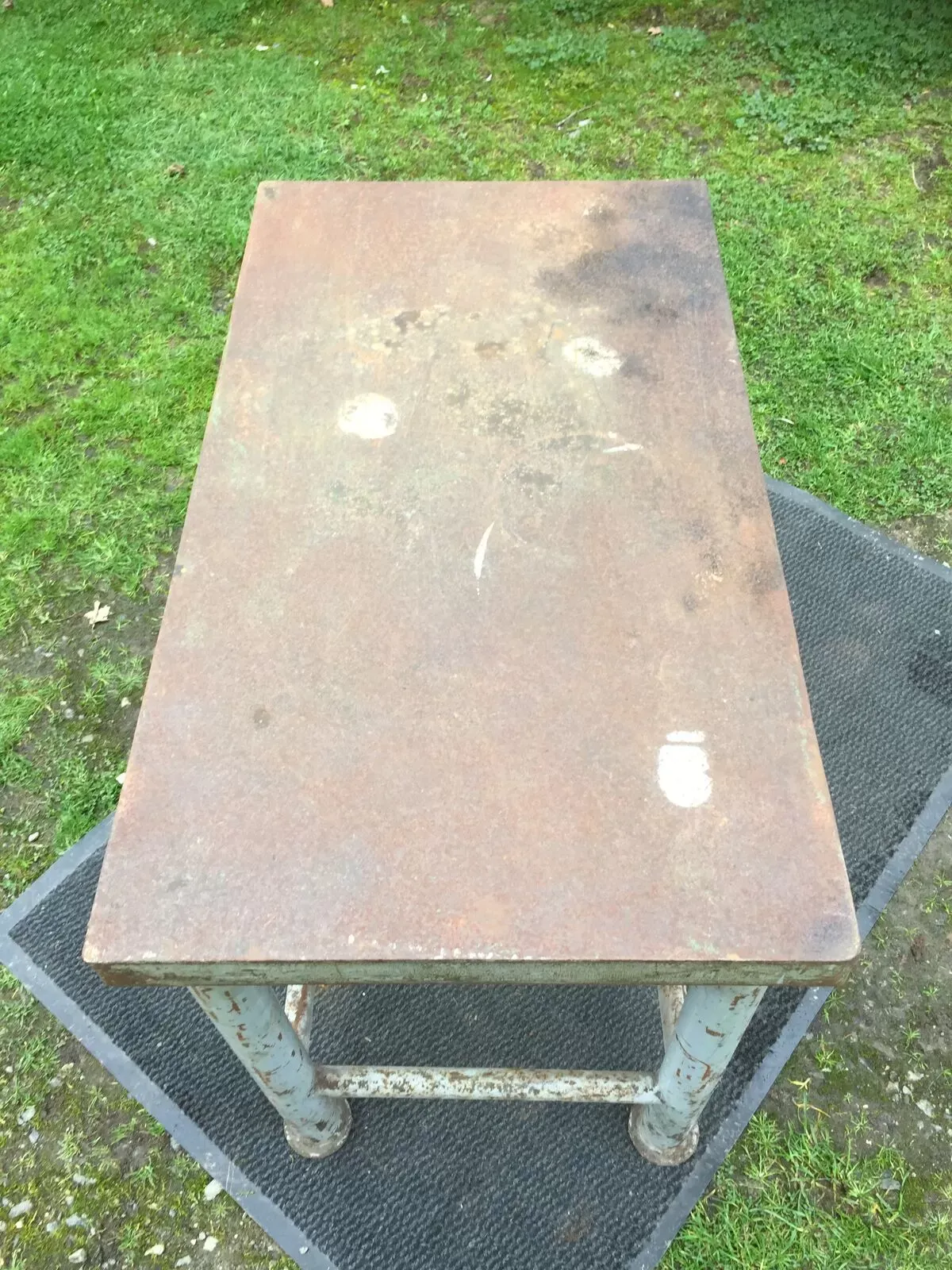 Illustration numéro 2 du produit Table vintage en métal provenant d’un atelier industriel à relooker