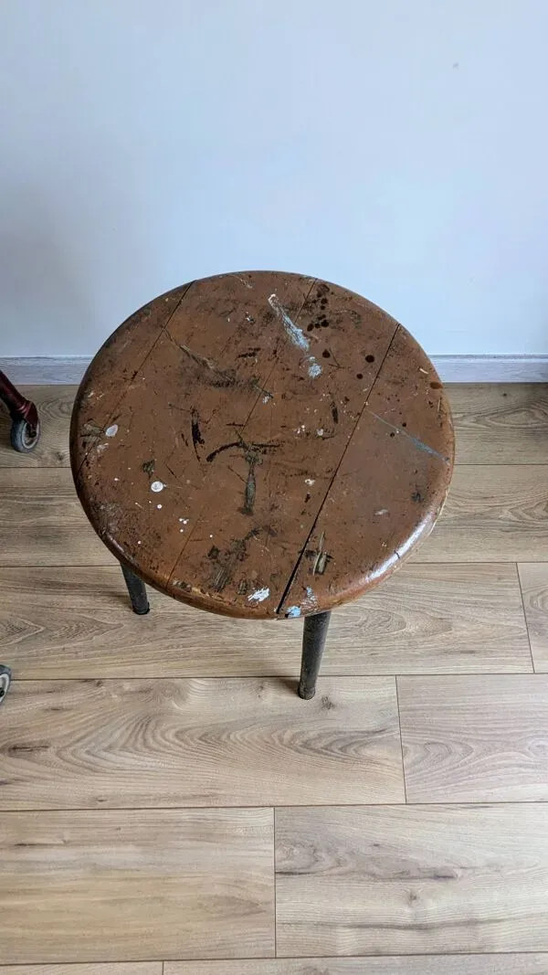 Illustration numéro 2 du produit Ancien tabouret industriel marron