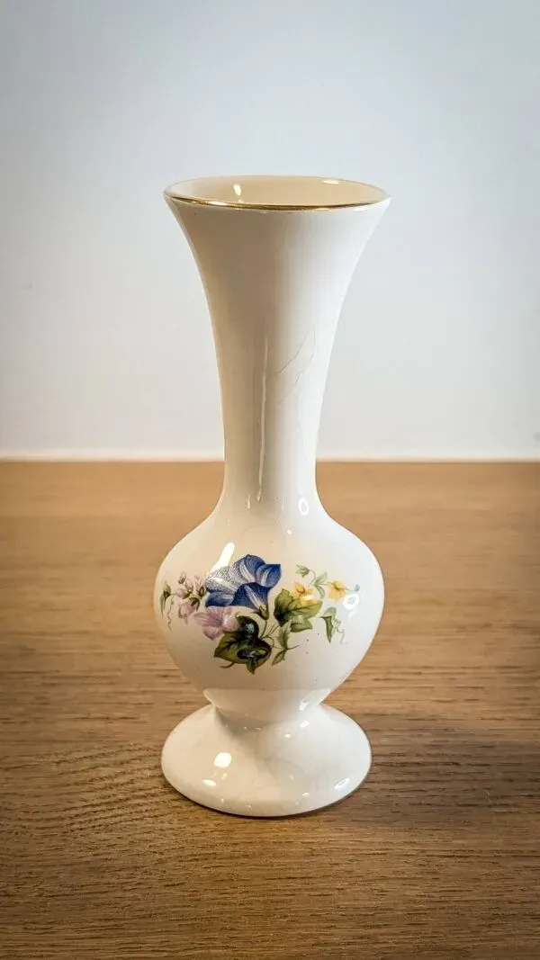 Illustration numéro 2 du produit Vase fin en porcelaine avec motifs floraux (Atelier Sadler - 1950's)