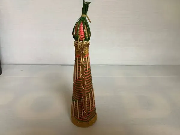 Illustration numéro 2 du produit Mini bouteille décorative multicolore et métal doré