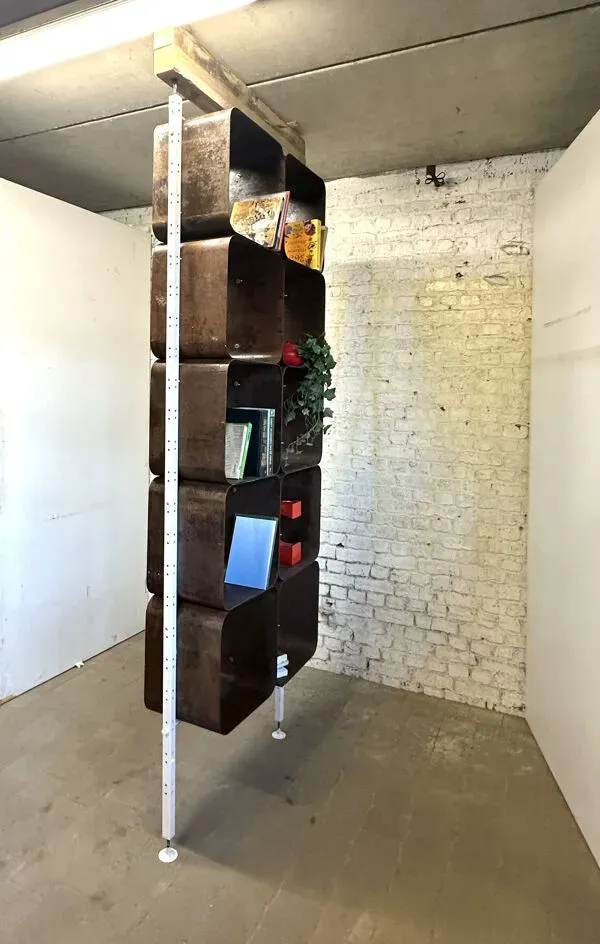 Illustration numéro 2 du produit Meuble mural séparateur de pièces industrie 1970