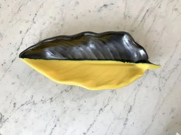 Illustration numéro 2 du produit Feuille bicolore en céramique signée années 70