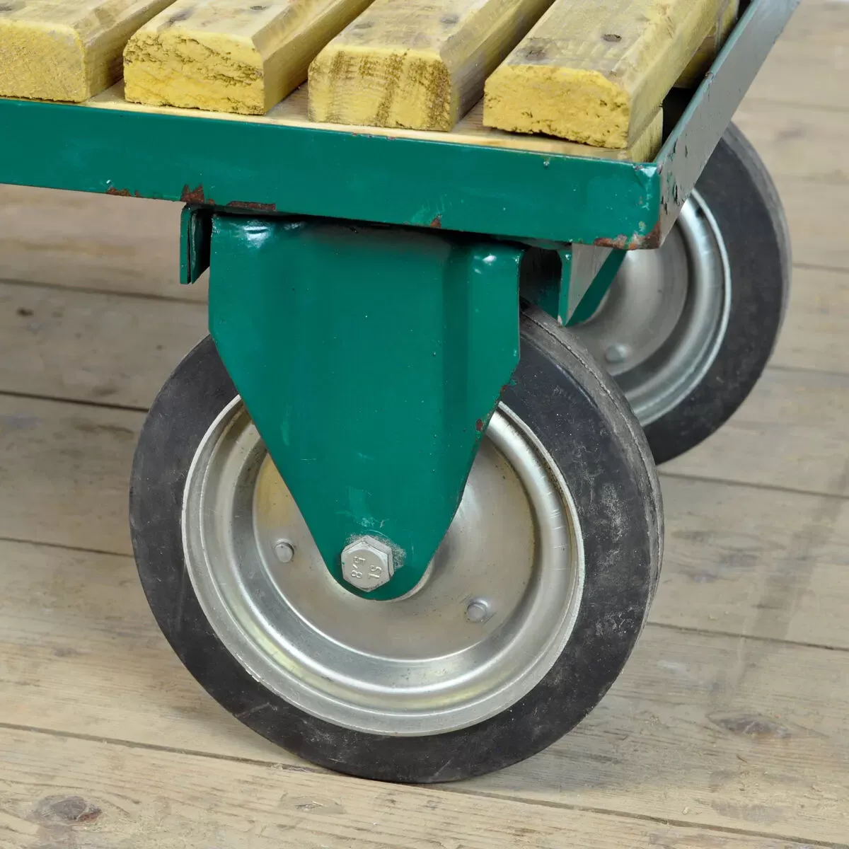 Illustration numéro 2 du produit Table d’appoint industrielle, années 1970,