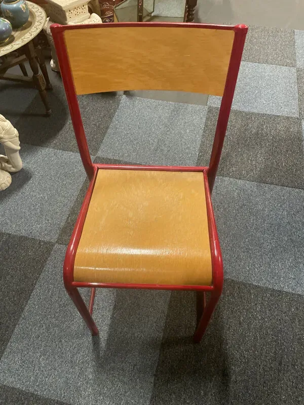 Illustration numéro 2 du produit Chaise d’école