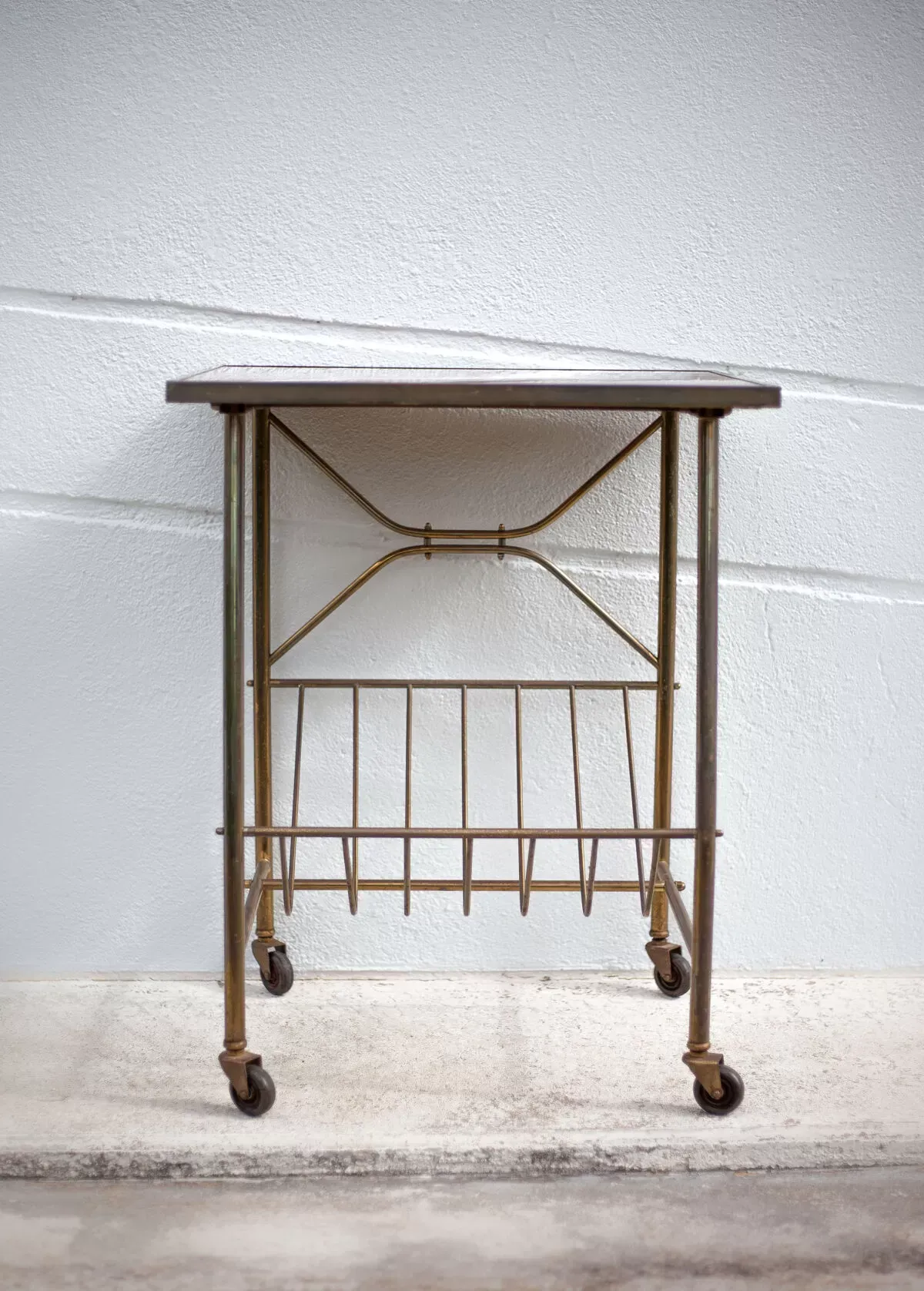 Illustration numéro 2 du produit Desserte vintage, desserte à roulettes