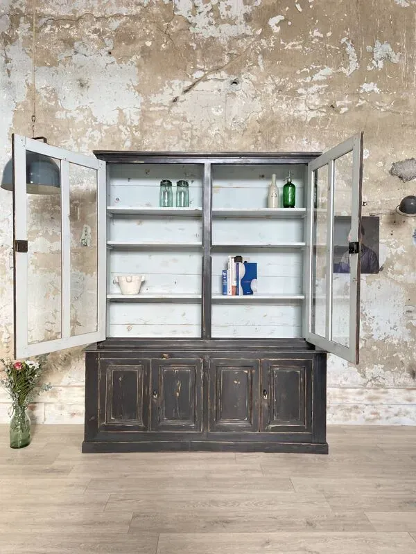 Illustration numéro 2 du produit Meuble de métier vitrine en bois patiné