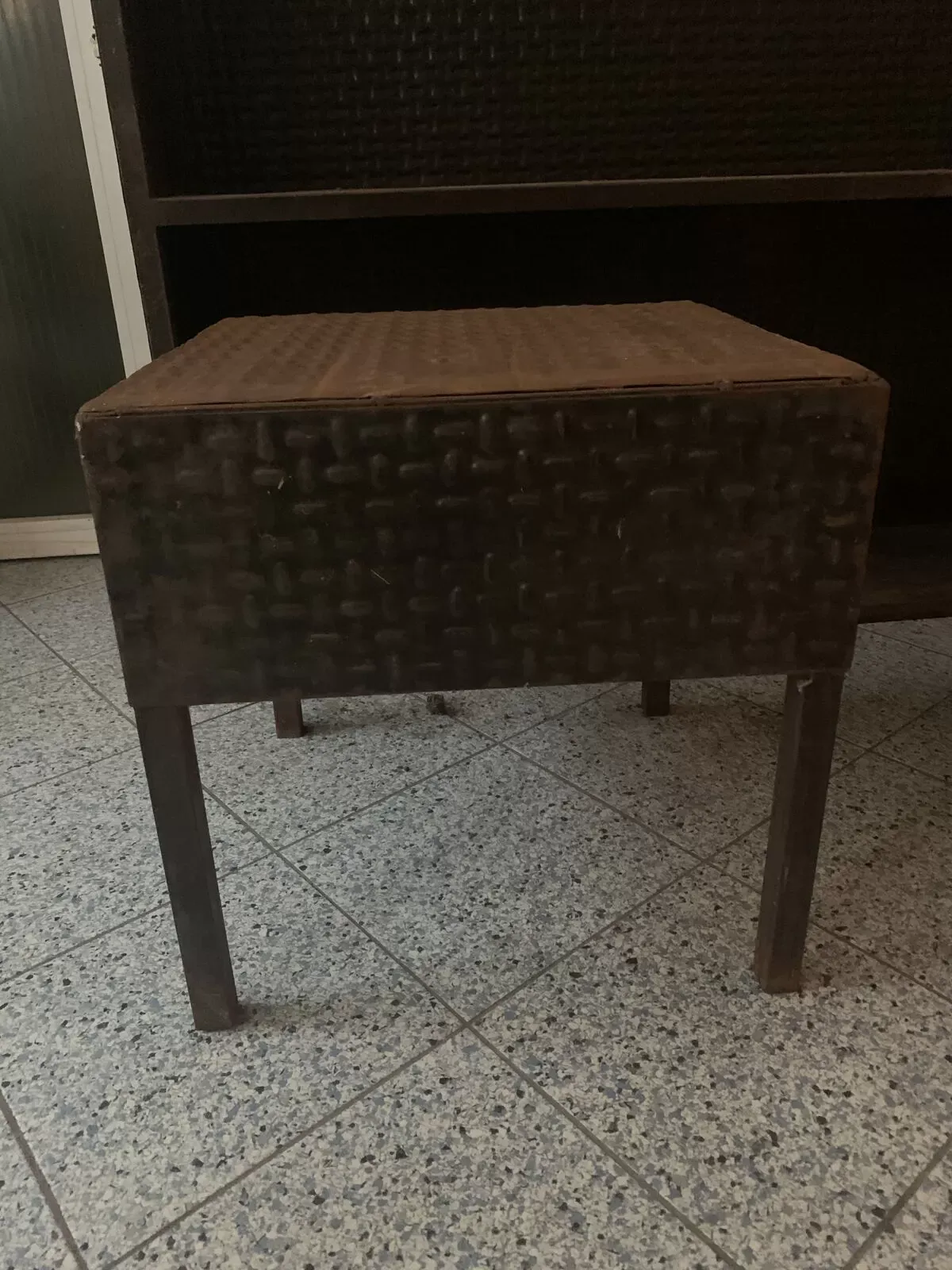 Illustration numéro 2 du produit Paire de bouts de canapé métal industriel vintage