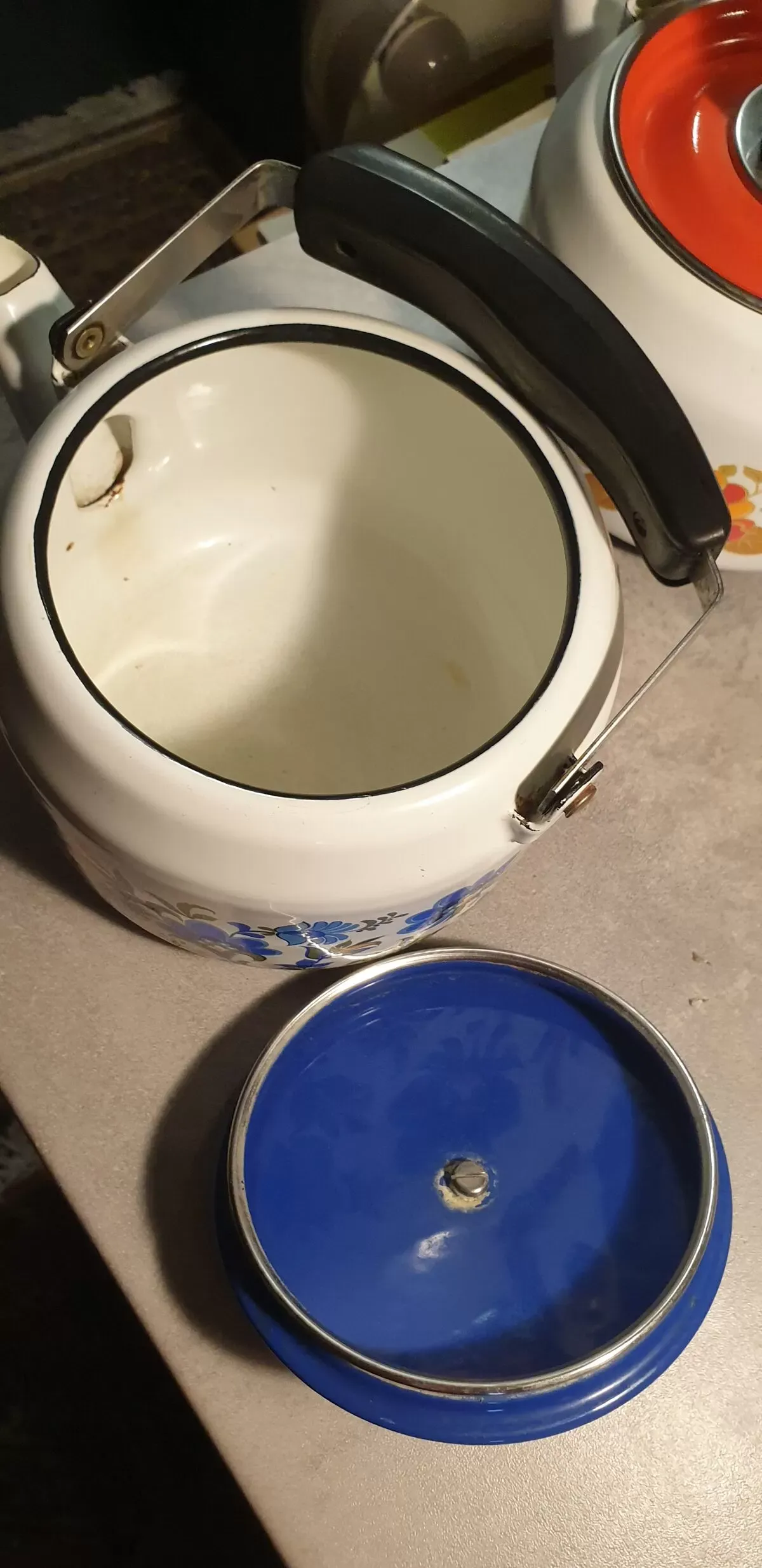 Illustration numéro 2 du produit Bouilloire vintage en tôle émaillée bleu