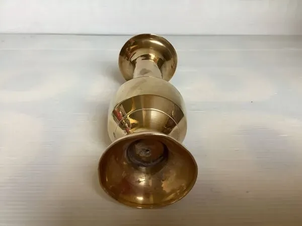 Illustration numéro 2 du produit Petit vase en laiton