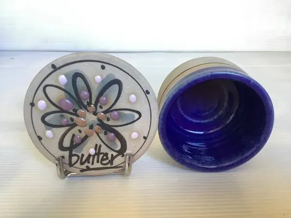 Illustration numéro 2 du produit Petit beurrier à eau