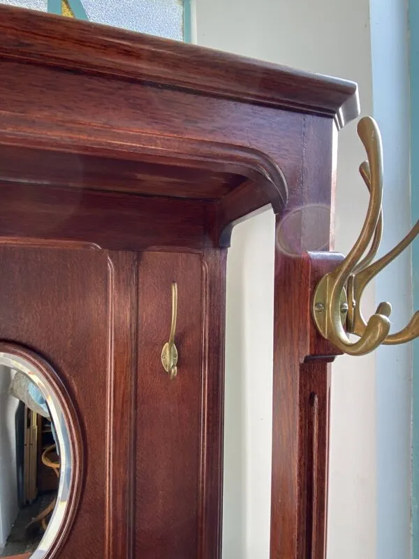 Illustration numéro 2 du produit Vestiaire / porte manteaux ancien en bois massif avec miroir, tablette