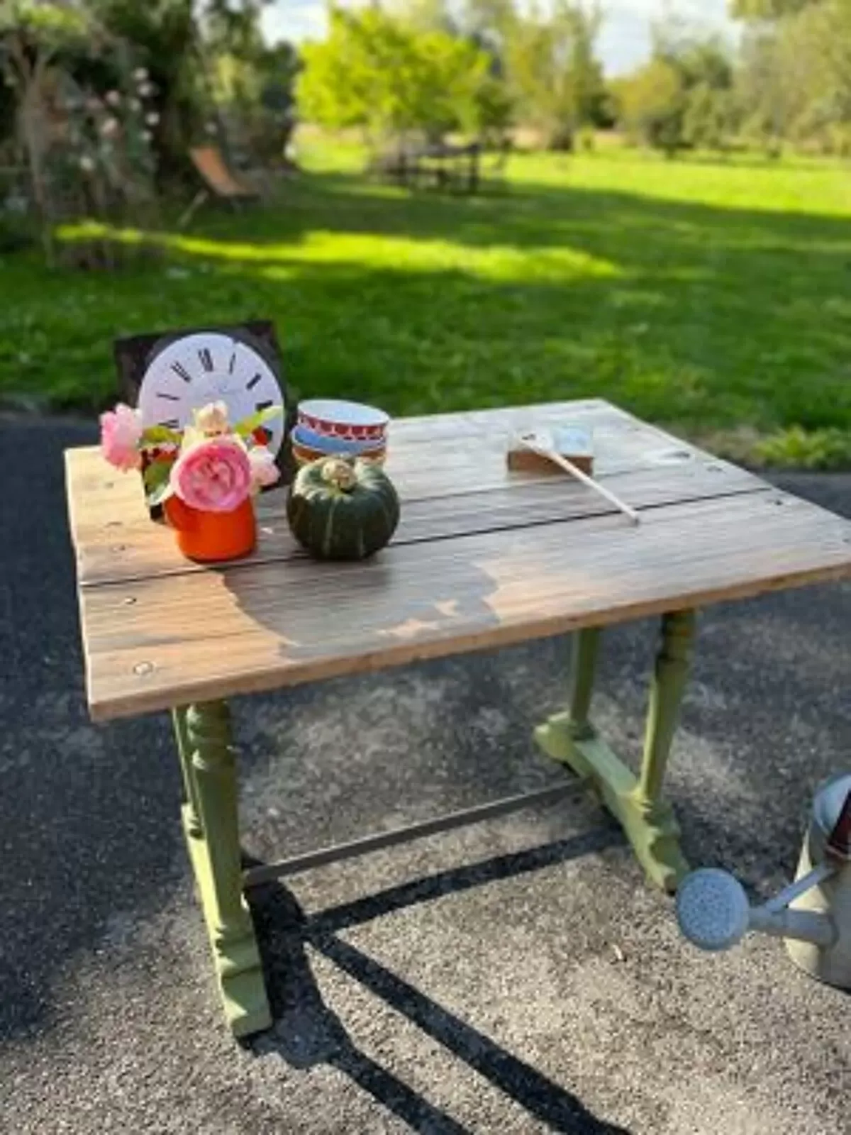 Illustration numéro 2 du produit Table ancienne pieds verts patinés