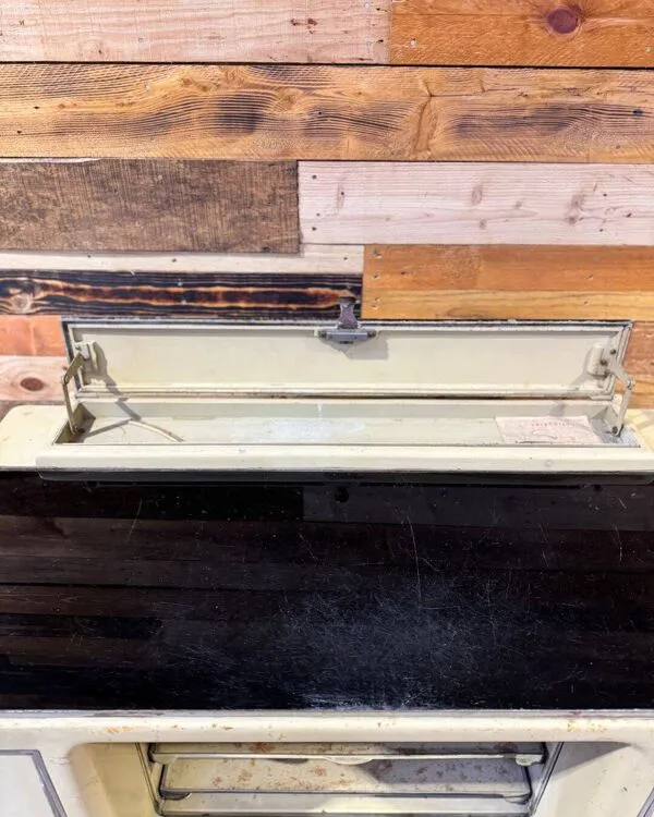 Illustration numéro 2 du produit Meuble de dentiste atypique - Années 1940 - Style industriel