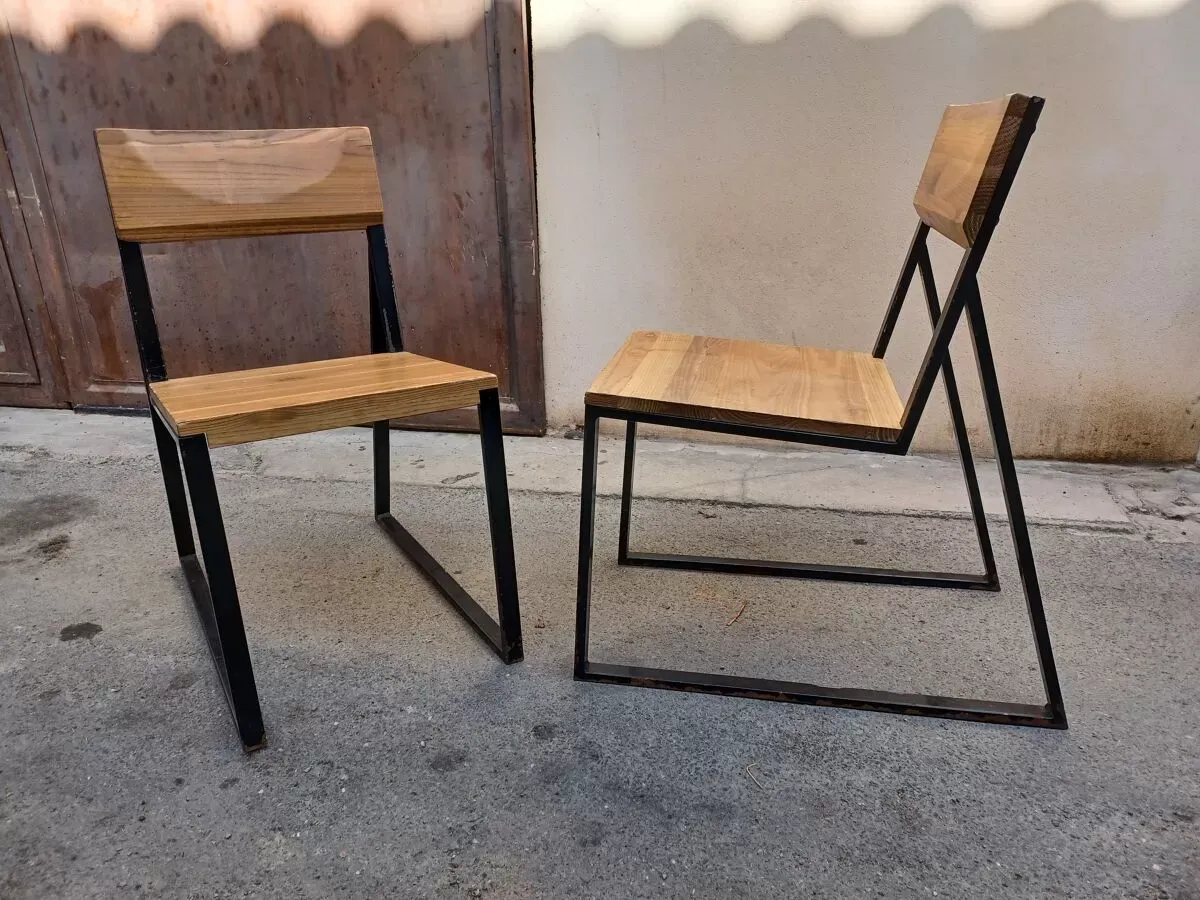 Illustration numéro 2 du produit Paire de chaises industrielles