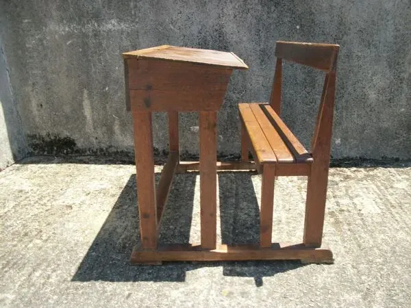 Illustration numéro 2 du produit Bureau d'écolier avec banc