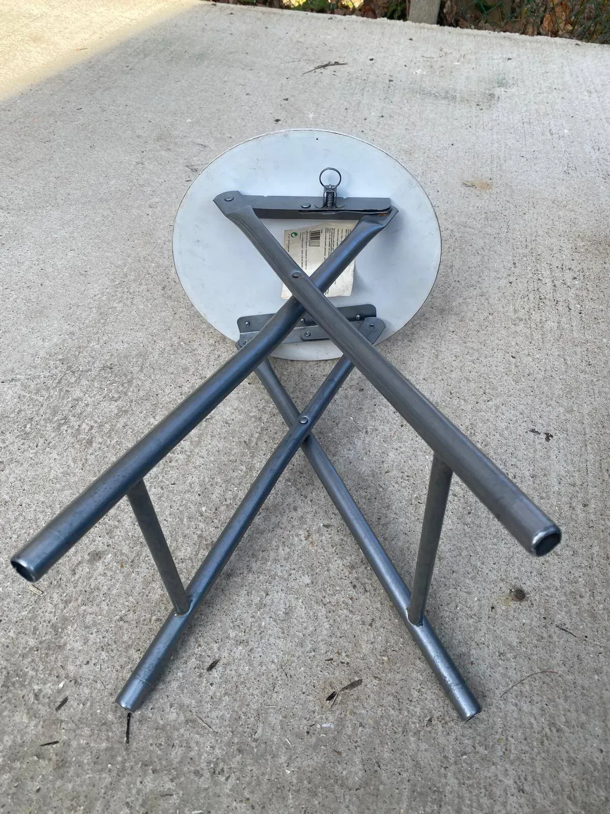 Illustration numéro 2 du produit Tabouret industriel pliable en acier gris et bois blanc