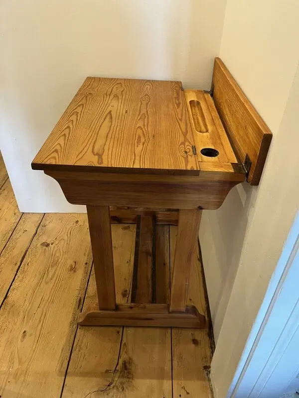 Illustration numéro 2 du produit Bureau écolier scandinave