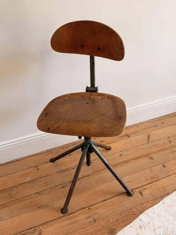 Illustration numéro 2 du produit Set of 6 Antique Industrial Wood and Metal Workshop Chairs