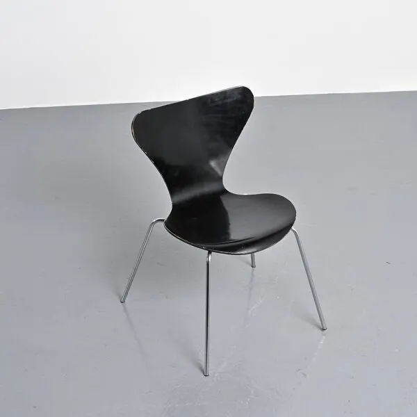 Illustration numéro 2 du produit Série de 6 chaises 3107 par Arne Jacobsen, Fritz Hansen, circa 1970.