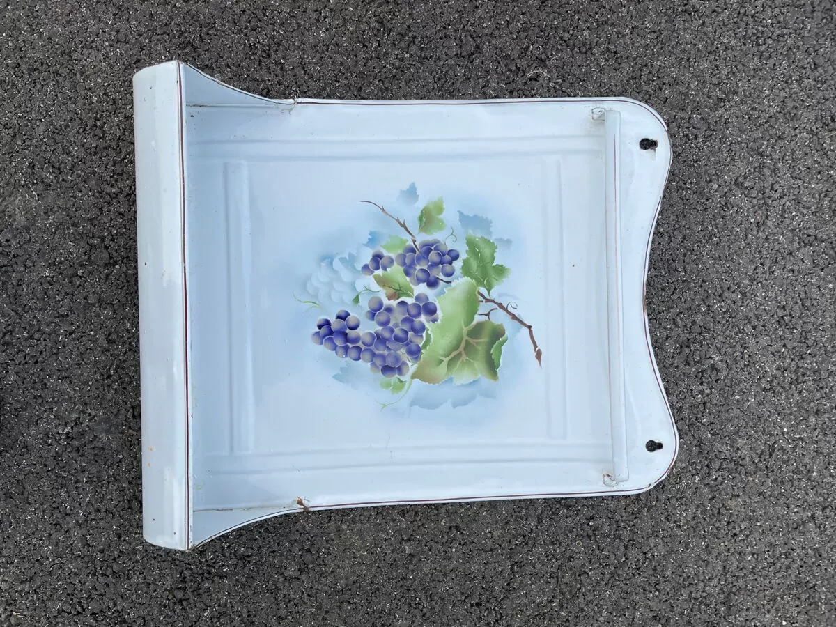 Illustration numéro 2 du produit Ancien porte ustensiles en tôle émaillée décor raisin