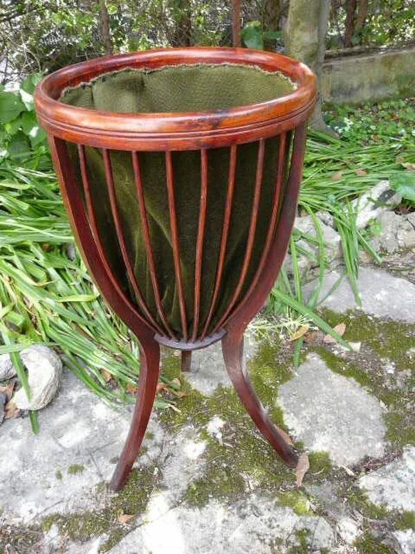 Illustration numéro 2 du produit Ancienne travailleuse corbeille bois courbé art déco