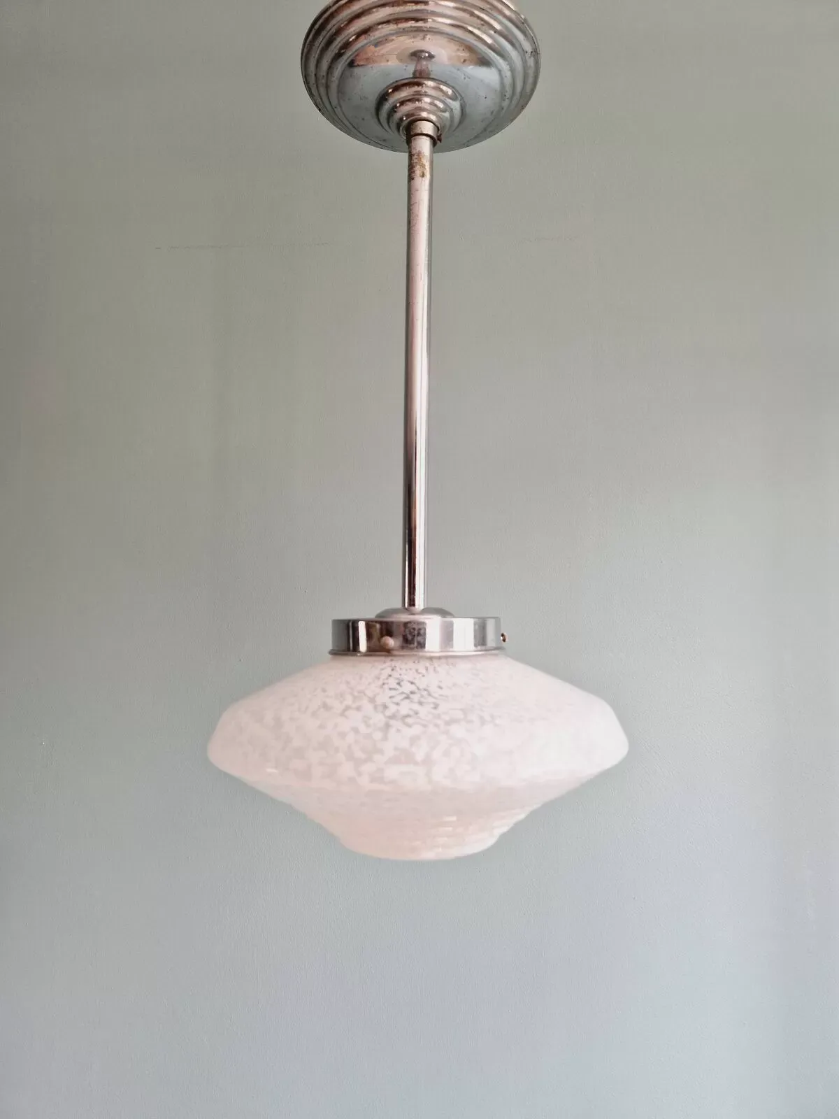 Illustration numéro 2 du produit Suspension Art Déco en verre moucheté blanc, années 1930