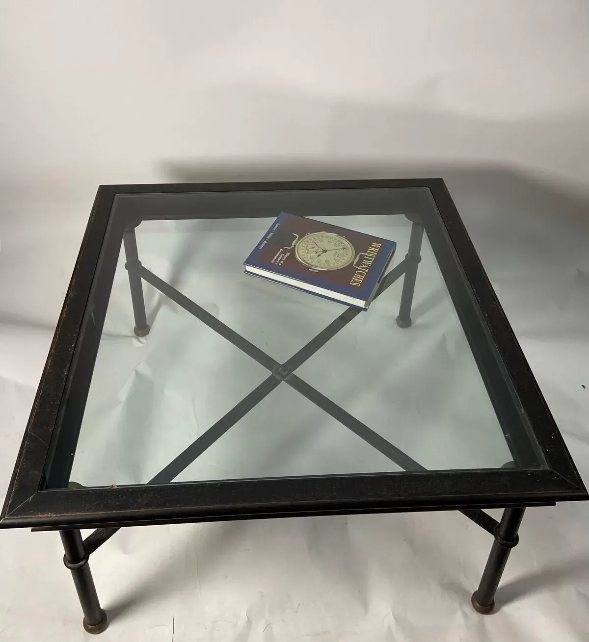 Illustration numéro 2 du produit Table basse en verre style industriel