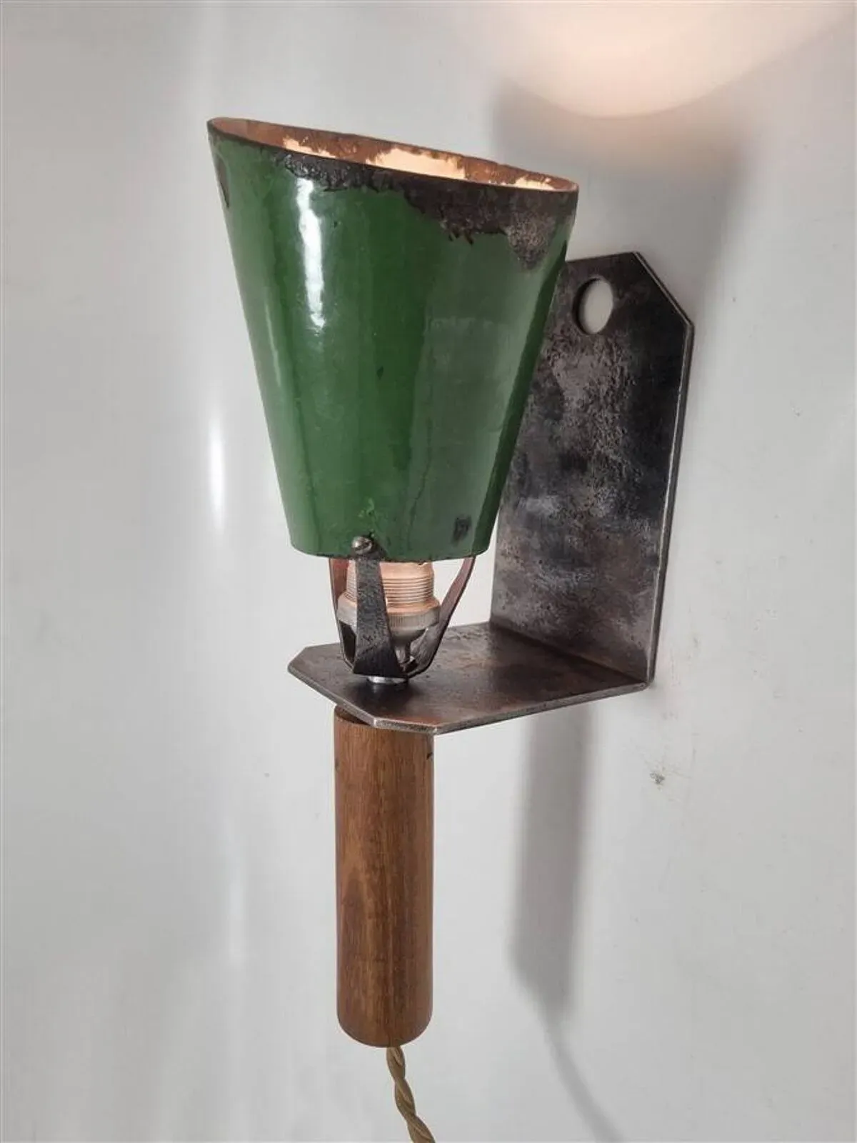 Illustration numéro 2 du produit Baladeuse en tôle émaillée