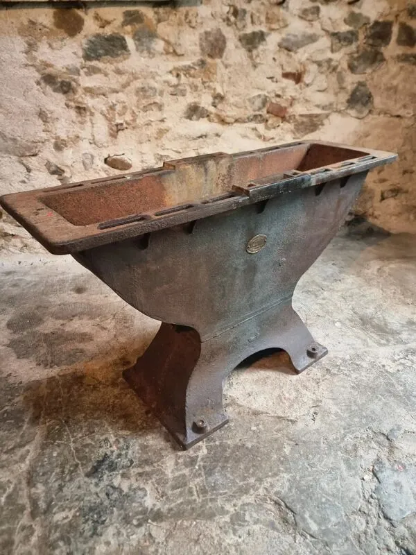 Illustration numéro 2 du produit Table industrielle française ancienne avec base en fonte et plateau en pin