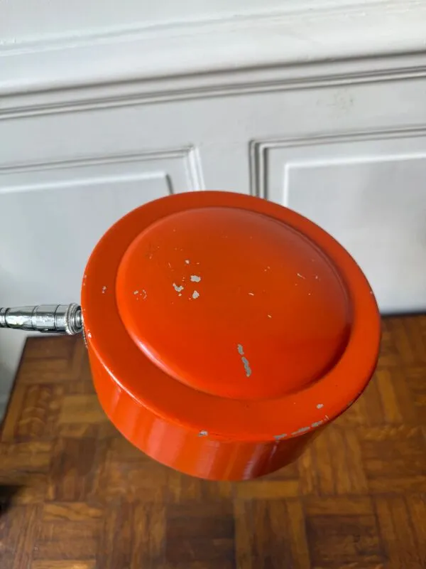 Illustration numéro 2 du produit Lampe d’atelier orange à étau – années 70
