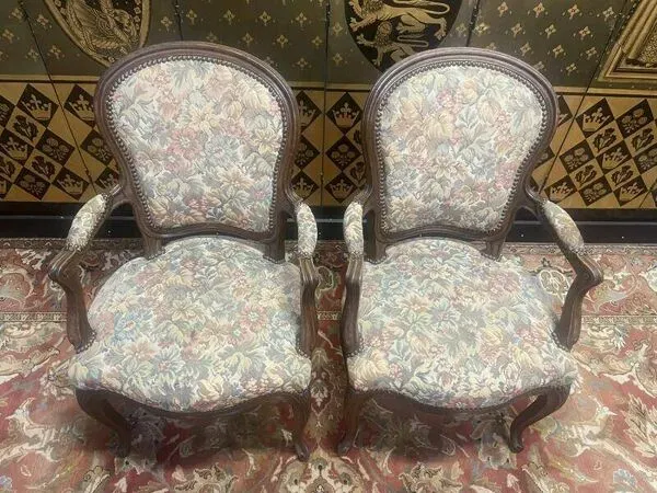 Illustration numéro 2 du produit Paire de fauteuils de style Louis XV en chêne