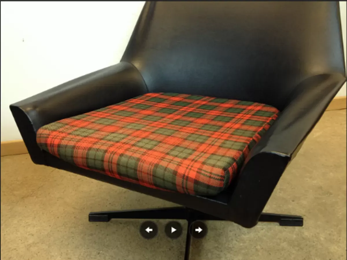 Illustration numéro 2 du produit Paire de fauteuils en skai noir 1960