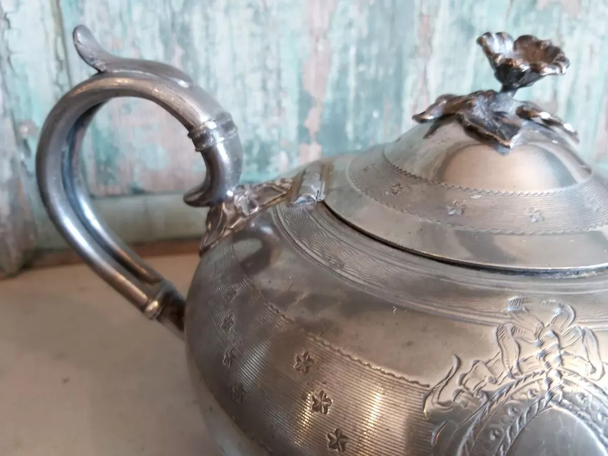 Illustration numéro 2 du produit Ensemble théière et sucrier de James Dixon & Sons de Shefield en métal argenté