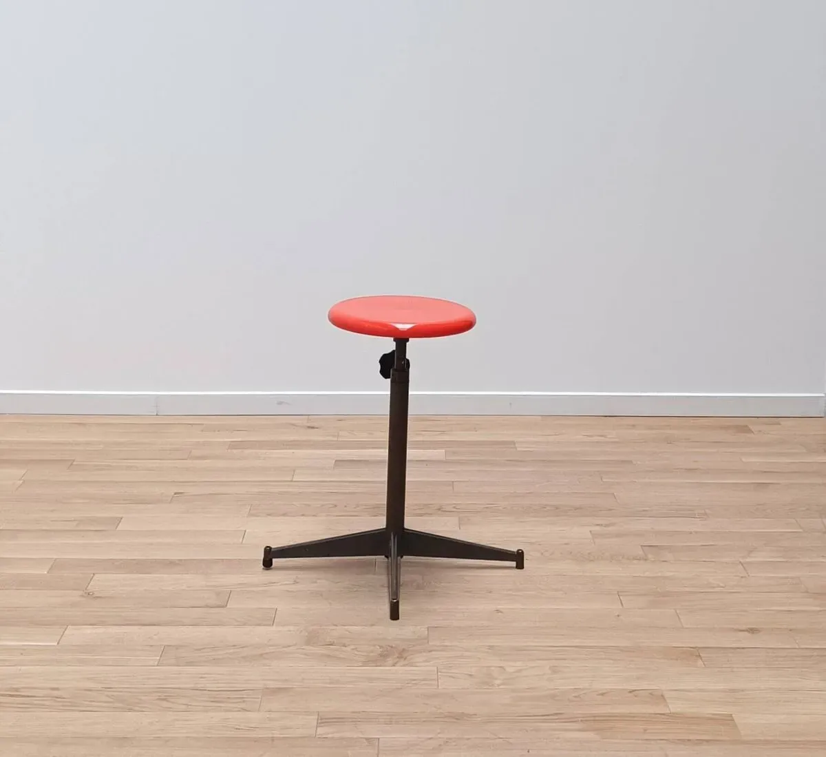 Illustration numéro 2 du produit Tabouret de laboratoire