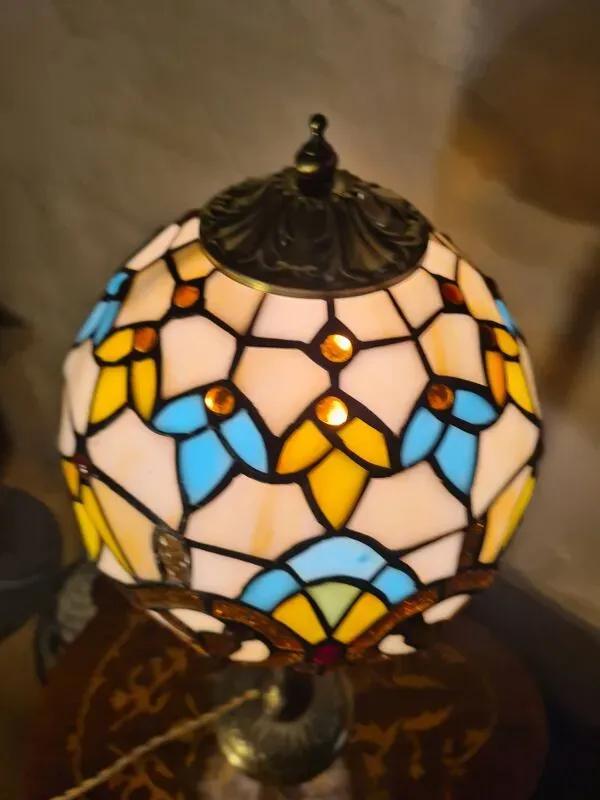 Illustration numéro 2 du produit Lampe en bronze ciselé et abat-jour vitrail en verre soudé, 19e siècle