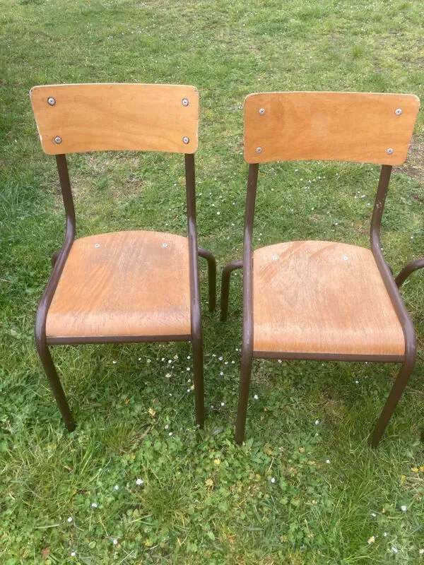 Illustration numéro 2 du produit Chaises d écolier