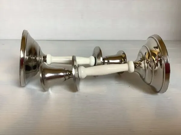 Illustration numéro 2 du produit Paire de bougeoirs argenté en métal