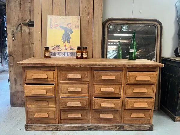 Illustration numéro 2 du produit Ancien meuble de mercerie en chêne