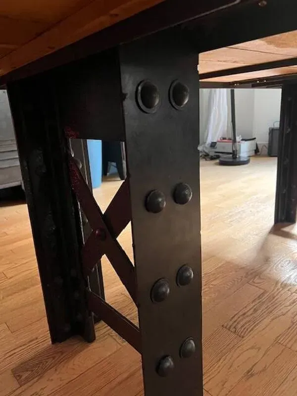 Illustration numéro 2 du produit Table en chêne piétement poutrelle Eiffel