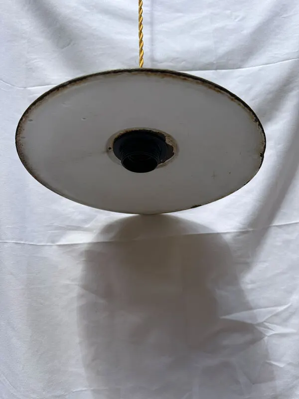 Illustration numéro 2 du produit Suspension tôle émaillée verte et blanche ancienne