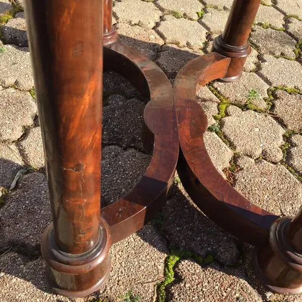 Illustration numéro 2 du produit Table de toilette