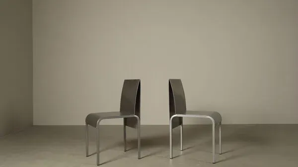 Illustration numéro 2 du produit Ensemble de six chaises de salle à manger en acier inoxydable postmodernistes datant d'environ 1980-1990.