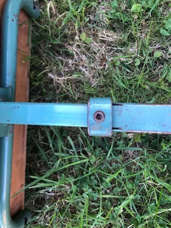 Illustration numéro 2 du produit Pupitre scolaire d'écolier à une place