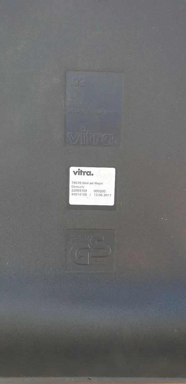 Illustration numéro 2 du produit Chaise Vitra 03