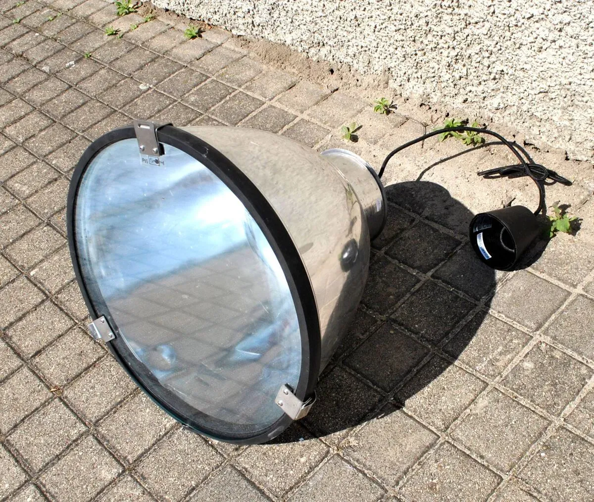 Illustration numéro 2 du produit Lampe Industrielle Suspension d'Atelier en métal et verre vintage